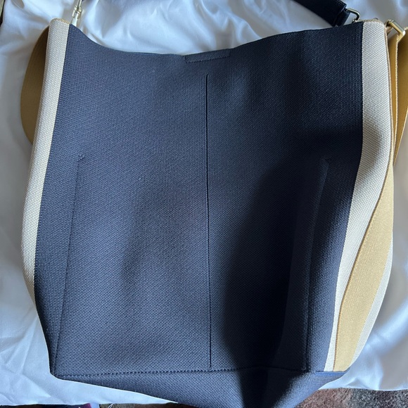 Rothy’s The Bucket Bag in Ink and Ivory. - Picture 4 of 5